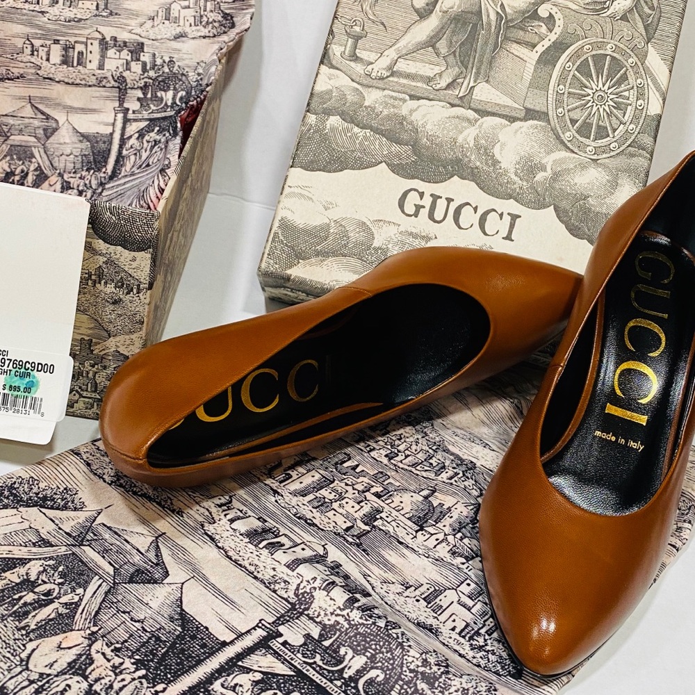 Gucci Bianca Pointed Toe Pumps.